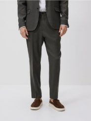 Garniturowe spodnie carrot z lnem - ciemnozielony. Zielone garnitury męskie Reserved, bez wzorów, z bawełny. Za 199.99 zł.