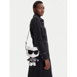 Torebka KARL LAGERFELD. Czarne listonoszki damskie KARL LAGERFELD, bez wzorów, bez dodatków. Za 1,299.00 zł.