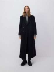 Wełniany płaszcz - czarny. Czarne płaszcze damskie Reserved, l, bez wzorów, z wełny, klasyczne, bez kołnierzyka, bez kaptura. W wyprzedaży za 359.99 zł.