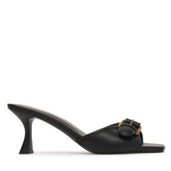 Klapki Guess. Czarne klapki damskie Guess, z aplikacjami, bez obcasa, bez zapięcia. Za 530.99 zł.