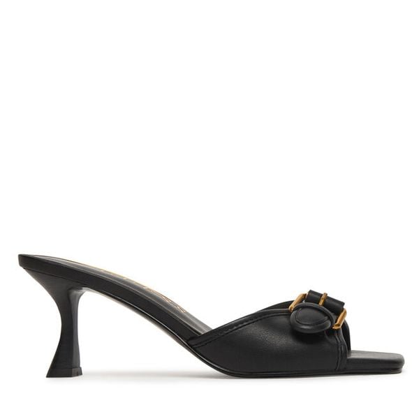 Klapki Guess. Czarne klapki damskie Guess, z aplikacjami, bez obcasa, bez zapięcia. Za 530.99 zł.