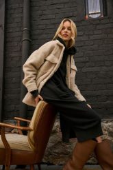 Sukienka bluza oversize. Czarne bluzy damskie MOODO, xs, bez wzorów, z bawełny, casualowe, bez ramiączek, bez kaptura. W wyprzedaży za 63.99 zł.