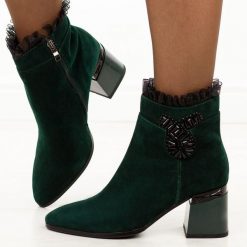 Zielone zamszowe skórzane botki damskie na słupku DiA 52-127. Zielone botki damskie DiA, na jesień, bez wzorów, z jeansu, eleganckie, bez obcasa, na obcasie, bez zapięcia. W wyprzedaży za 399.20 zł.