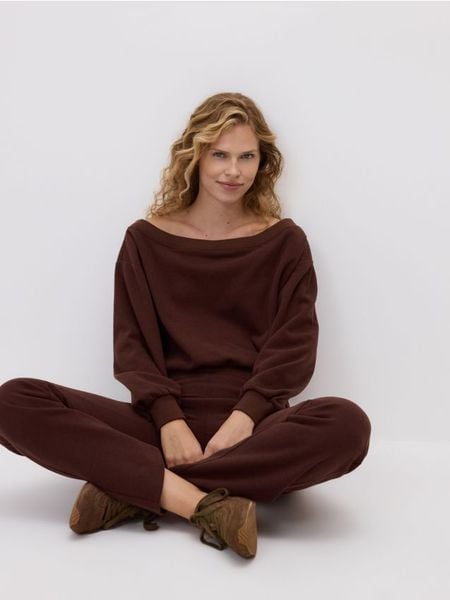 Bluza z odkrytymi ramionami - brązowy. Brązowe bluzy damskie Reserved, l, bez wzorów, z bawełny, bez ramiączek, bez kaptura. W wyprzedaży za 32.99 zł.