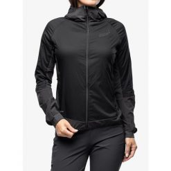 Kurtka ocieplana damska Inov-8 Performance Hybrid Jacket. Czarne kurtki sportowe damskie Inov-8, bez wzorów, bez ramiączek, bez kaptura, trekkingowe. Za 455.99 zł.
