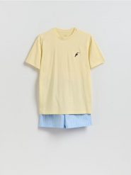 Dwuczęściowa piżama z haftem - jasnożółty. Żółte piżamy męskie Reserved, l, bez wzorów, z bawełny, bez kołnierzyka, bez ramiączek. Za 99.99 zł.