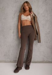 Brązowe Legginsy Flare High Waist Ozdobione z Tyłu Modelującym Marszczeniem Deinoreia. Brązowe legginsy damskie Renee, bez wzorów, z jeansu. Za 69.99 zł.