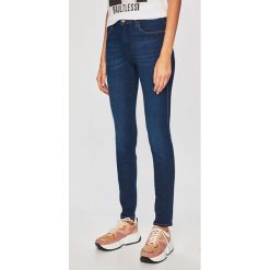 Wrangler - Jeansy Dark Indigo. Niebieskie jeansy damskie Wrangler, z aplikacjami, z bawełny. Za 329.90 zł.