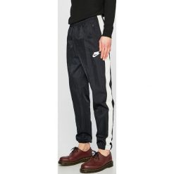 Nike Sportswear - Spodnie. Brązowe spodnie materiałowe męskie Nike Sportswear, bez wzorów, z materiału. W wyprzedaży za 199.90 zł.