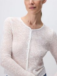 Sweter z koronki - biały. Białe swetry nierozpinane damskie Reserved, l, bez wzorów, z dzianiny, klasyczne, bez kołnierzyka, bez ramiączek. W wyprzedaży za 79.99 zł.
