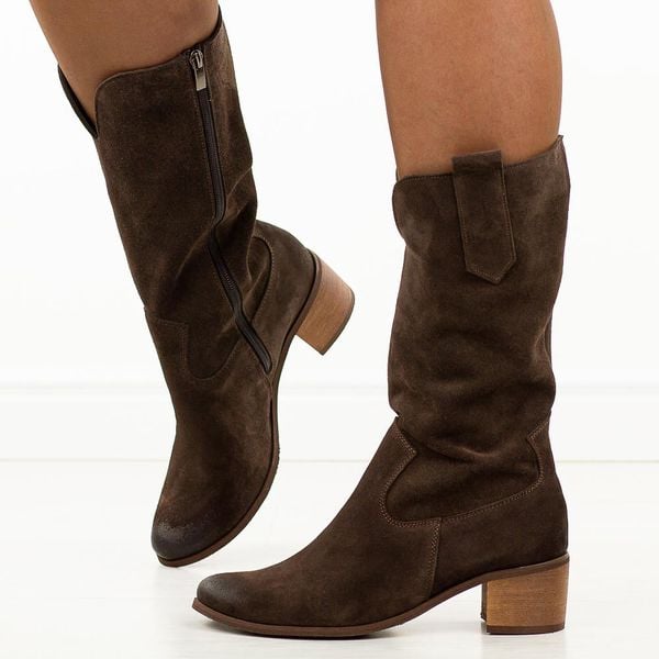 Czekoladowe skórzane Polskie kozaki damskie Deoni D407. Brązowe kozaki damskie Deoni, na jesień, bez wzorów, z jeansu, bez obcasa, na obcasie, bez zapięcia. Za 599.00 zł.