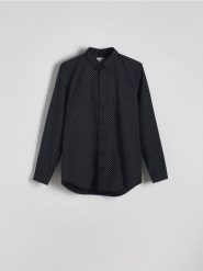 Koszula slim fit z bawełną - czarny. Czarne koszule męskie Reserved, l, bez wzorów, z bawełny, bez kołnierzyka, bez ramiączek. W wyprzedaży za 45.99 zł.