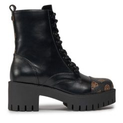 Botki Guess. Czarne botki damskie Guess, z aplikacjami, bez obcasa, na słupku, bez zapięcia. Za 759.99 zł.