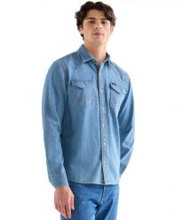 MĘSKA KOSZULA JEANSOWA WRANGLER WESTERN SHIRT LAKE 112378474. Koszule męskie Wrangler, m, bez wzorów, z jeansu, bez kołnierzyka, bez ramiączek. Za 189.99 zł.