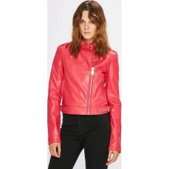 Guess Jeans - Kurtka. Czerwone kurtki damskie Guess Jeans, l, z aplikacjami, z jeansu, bez kaptura. W wyprzedaży za 479.90 zł.