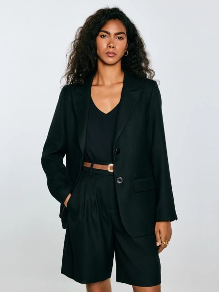 Marynarka damska z dodatkiem wełny czarna Emisa 906. Czarne marynarki i żakiety damskie BIG STAR, bez wzorów, z jeansu, klasyczne, bez kołnierzyka, bez ramiączek. W wyprzedaży za 329.99 zł.