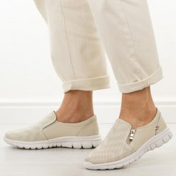 Beżowe skórzane półbuty damskie Jezzi 9819. Brązowe półbuty damskie Jezzi, na jesień, w ażurowe wzory, z jeansu, casualowe, z okrągłym noskiem, bez obcasa, na płaskiej podeszwie, bez zapięcia. W wyprzedaży za 197.10 zł.