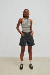 Szorty z szerokimi nogawkami w kolorze WASHED BLACK - TABOO-XL. Czarne szorty damskie Marsala, bez wzorów, z denimu. Za 299.90 zł.