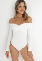 Białe Body z Odkrytymi Ramionami Talosyne. Białe body Born2be, bez wzorów, z dzianiny. Za 84.99 zł.