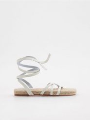 Wiązane sandały - złamana biel. Sandały damskie Reserved, bez wzorów, ze skóry, bez obcasa, bez zapięcia. W wyprzedaży za 49.99 zł.