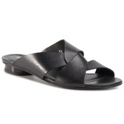 Klapki Gino Rossi. Czarne klapki damskie Gino Rossi, bez wzorów, bez obcasa, bez zapięcia. Za 259.99 zł.