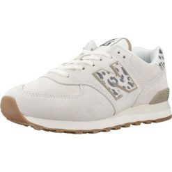 Buty klasyczne damskie New Balance 574 Lifestyle (WL574XD2). Brązowe obuwie trekkingowe damskie New Balance, z materiału, bez zapięcia. Za 419.00 zł.