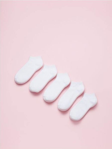 Skarpetki BASIC 5 pack - biały. Białe skarpety męskie Sinsay, bez wzorów. Za 9.99 zł.