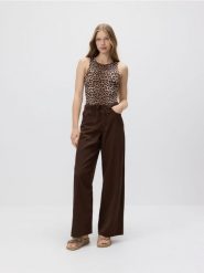 Jeansy wide leg z lyocellem - brązowy. Brązowe jeansy damskie Reserved, bez wzorów, z bawełny. W wyprzedaży za 79.99 zł.