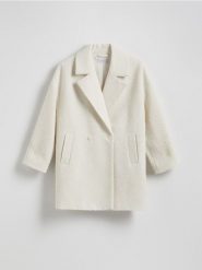 Krótki płaszcz boucle - kremowy. Białe płaszcze damskie Reserved, l, bez wzorów, z tkaniny, bez kołnierzyka, bez kaptura. W wyprzedaży za 159.99 zł.