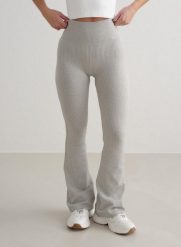 Damskie legginsy bezszwowe, prążkowane, squat proof, dzwony, skrócone szare. Szare legginsy damskie Aim'n, bez wzorów, z dzianiny. Za 297.00 zł.
