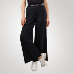 Emporio Armani Spodnie dresowe damskie EA7 Emporio Armani. Spodnie dresowe damskie Emporio Armani, bez wzorów, z dresówki, sportowe. Za 519.00 zł.