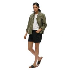 Damskie szorty cargo Superdry. Czarne szorty damskie Superdry, bez wzorów. W wyprzedaży za 255.90 zł.