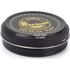 Pasta do obuwia DR. MARTENS - Shoe Polish 793000 Black. Czarne piżamy męskie Dr. Martens, bez wzorów, ze skóry, bez kołnierzyka, bez ramiączek. Za 29.00 zł.