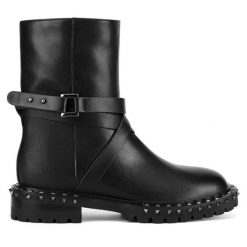 Botki Eva Minge. Czarne botki damskie Eva Minge, bez wzorów, bez obcasa, na płaskiej podeszwie, bez zapięcia. Za 599.99 zł.
