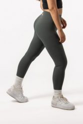 Damskie legginsy 7/8 na jogę i pilates, bez przedniego szwu – oliwkowy. Zielone legginsy damskie AESTHETIC WOLF, bez wzorów, z dzianiny. Za 149.99 zł.