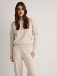 Gładki sweter z kapturem - kremowy. Białe swetry nierozpinane damskie Reserved, l, bez wzorów, z dzianiny, bez kołnierzyka, bez ramiączek. W wyprzedaży za 69.99 zł.