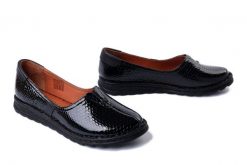 ARTIKER RELAKS 56C0059 czarny, półbuty damskie. Czarne półbuty damskie Artiker Relaks, bez wzorów, z gumy, bez obcasa, bez zapięcia. Za 219.90 zł.