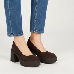 Półbuty damskie Karino, ze skóry naturalnej zamszowej z zabudowanym przodem i gładką cholewką fason wsuwany z zaokrąglonym noskiem, brązowe, 5996/015. Brązowe półbuty damskie Karino, bez wzorów, ze skóry, retro, bez obcasa, na słupku, bez zapięcia. Za 519.00 zł.