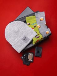 Zestaw prezentowy dla niego - szaro/melanżowa czapka + 2-pak skarpet we wzory + karty do gry. Szare czapki męskie Ombre Clothing, bez wzorów, z bawełny. Za 109.99 zł.