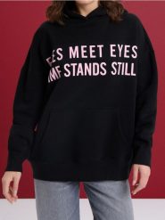 Bluza hoodie z napisem - czarny. Czarne bluzy damskie Sinsay, l, bez wzorów, bez ramiączek, bez kaptura. Za 49.99 zł.