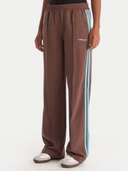 Adidas Spodnie dresowe JX5308 Brązowy Regular Fit. Brązowe spodnie sportowe damskie Adidas, bez wzorów, z dresówki. Za 369.99 zł.
