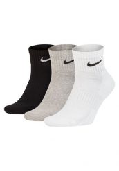 Skarpety do biegania unisex Everyday Cushion Ankle 3 Pary. Czarne skarpety męskie Nike, bez wzorów, z bawełny. Za 59.99 zł.