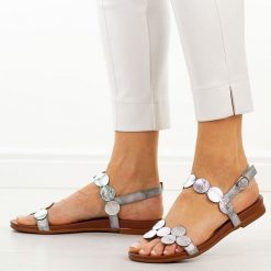 Srebrne płaskie sandały damskie M.Daszyński 1958-1. Szare sandały damskie M.Daszyński, bez wzorów, ze skóry, bez obcasa, na płaskiej podeszwie, bez zapięcia. Za 149.00 zł.