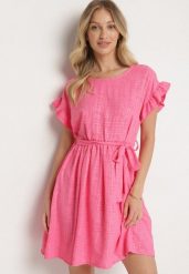 Fuksjowa Sukienka Ozdobiona Falbankami i Paskiem Izulira. Czerwone sukienki damskie Born2be, uniwersalny, bez wzorów, eleganckie, bez kołnierzyka, bez ramiączek, mini. Za 79.99 zł.