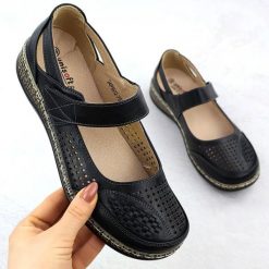 Półbuty damskie na rzep ażurowe czarne Unisoft 7026. Czarne półbuty damskie Unisoft, w ażurowe wzory, ze skóry ekologicznej, bez obcasa, bez zapięcia. Za 189.99 zł.
