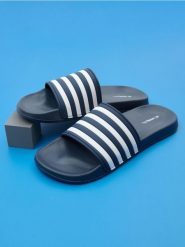 Klapki - granatowy. Niebieskie klapki męskie Sinsay, bez wzorów, bez zapięcia. Za 29.99 zł.