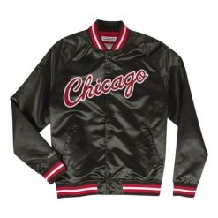 Lekka satynowa kurtka Chicago Bulls. Czarne kurtki męskie Mitchell & Ness, bez wzorów, z satyny, sportowe, bez kaptura. Za 546.00 zł.
