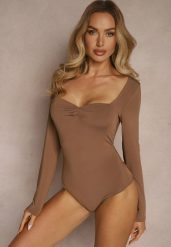 Brązowe Body Longsleeve z Wiskozą z Ozdobnym Marszczeniem Ninaviria. Brązowe body Renee, bez wzorów, z jeansu. Za 79.99 zł.