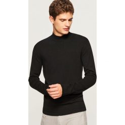 Sweter z półgolfem - Czarny. Czarne swetry męskie Reserved, l, bez wzorów, bez kołnierzyka, bez ramiączek. Za 69.99 zł.