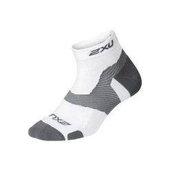 Skarpety 1-4 2XU Vectr Light Cush. Białe skarpety męskie 2XU, bez wzorów, z lycry. Za 130.00 zł.